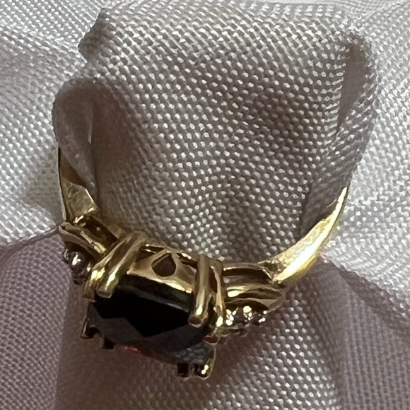 10K YELLOW GOLD GARNET AND DIAMOND RING - Picture 6 of 16